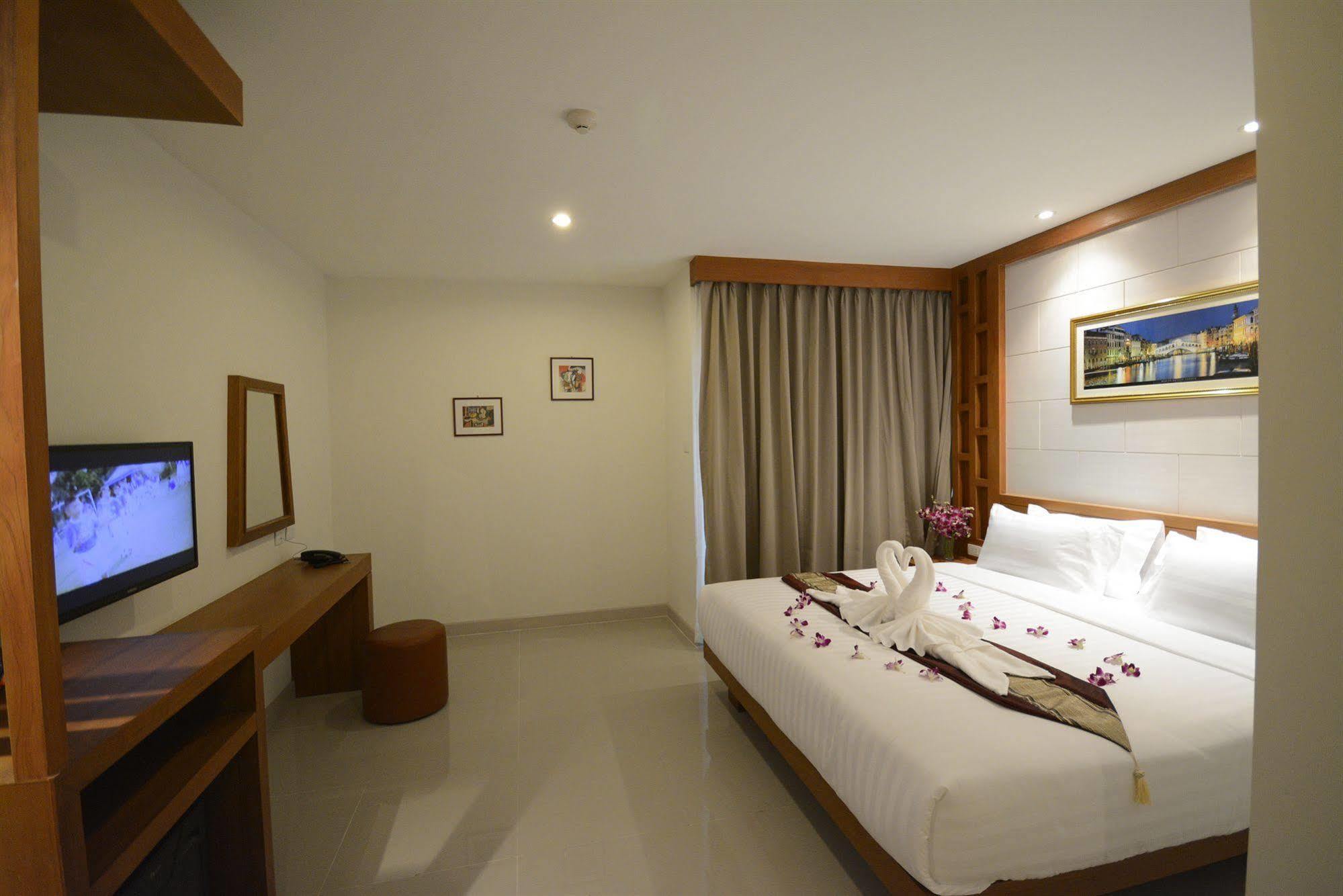 The Patong Center Hotel Extérieur photo