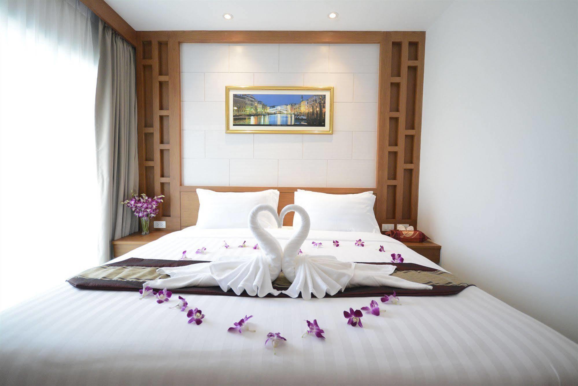 The Patong Center Hotel Extérieur photo