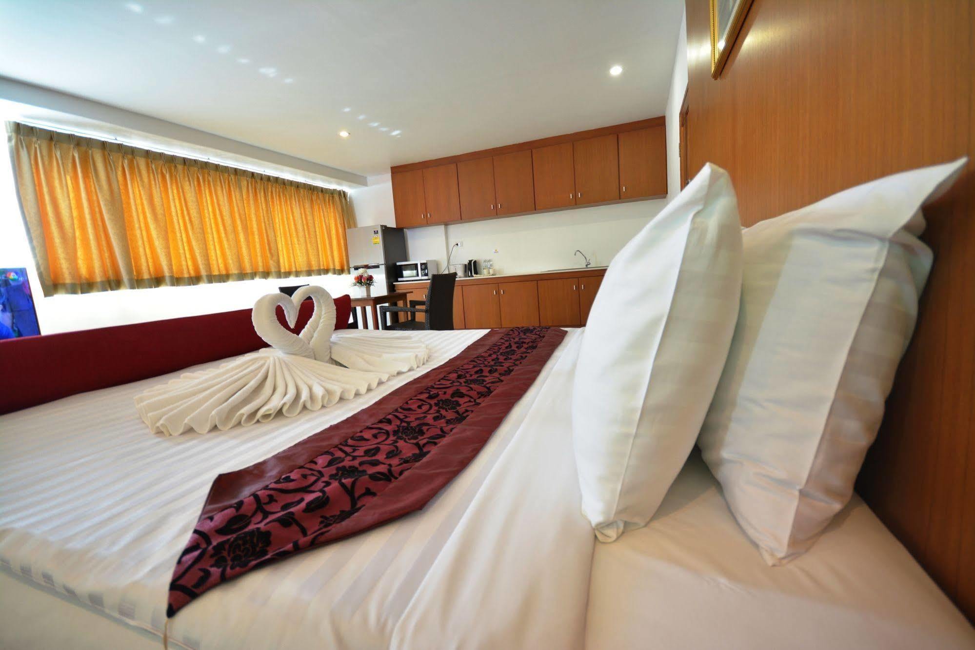 The Patong Center Hotel Extérieur photo